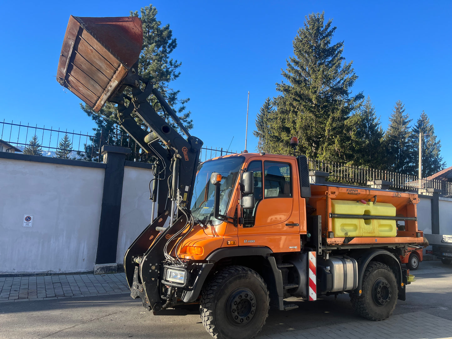 Unimog U400 lang (optional mit Schneepflug und Streuer 3,5m3)