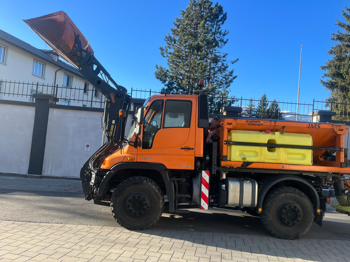 Unimog U400 lungo (opzionale con lama sgombraneve e spargitore 3,5 m3)