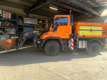 Unimog U400 lang (optional mit Schneepflug und Streuer 3,5m3)