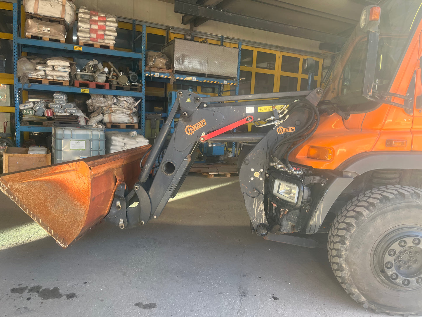 Unimog U400 lungo (opzionale con lama sgombraneve e spargitore 3,5 m3)