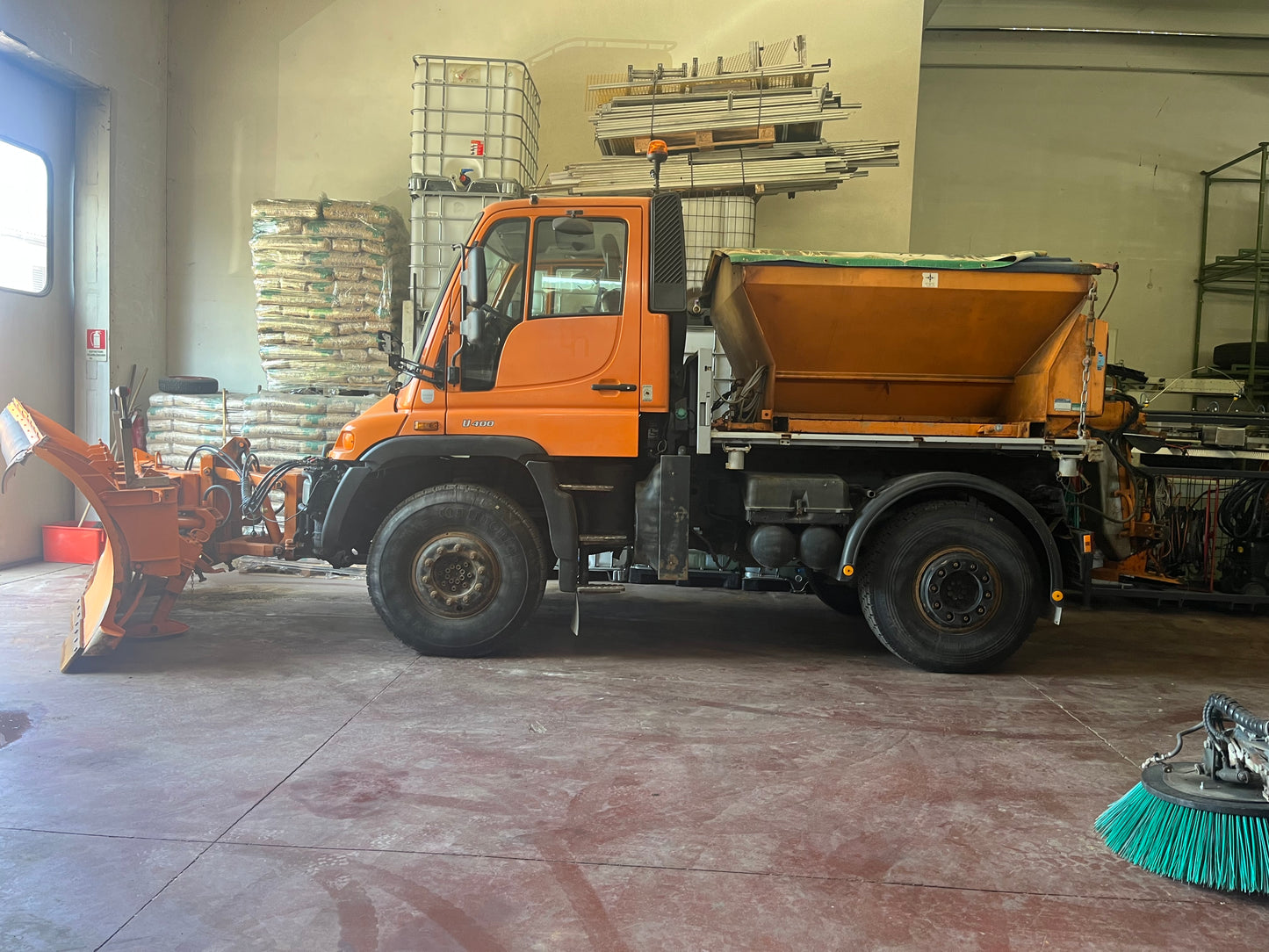 Unimog U400 (optional mit Schneepflug und Streuer 2,5 m3)