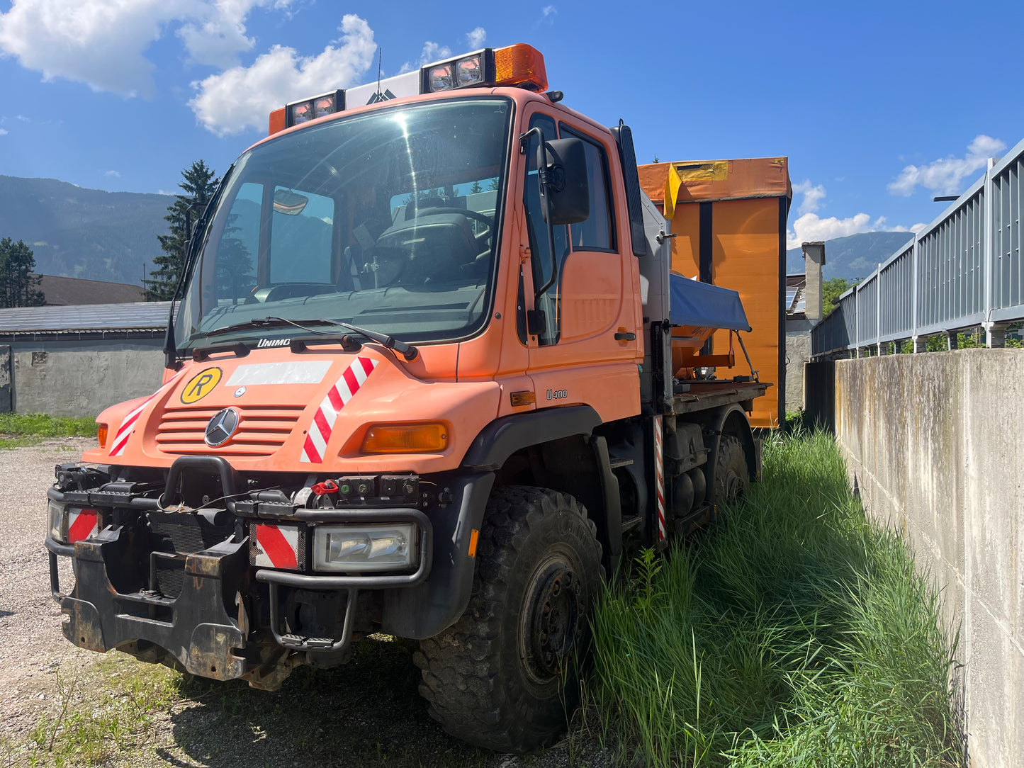 Unimog U400 (optional mit Schneepflug und Streuer 2,0 m3)