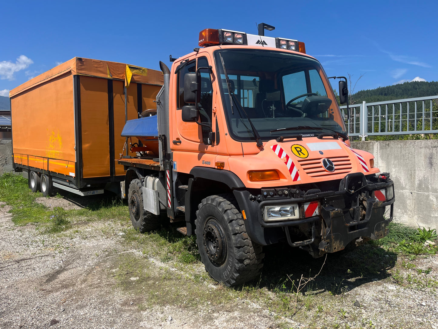 Unimog U400 (optional mit Schneepflug und Streuer 2,0 m3)