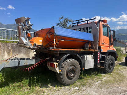 Unimog U400 (optional mit Schneepflug und Streuer 2,0 m3)