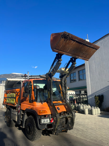 Unimog U400 lang (optional mit Schneepflug und Streuer 3,5m3)