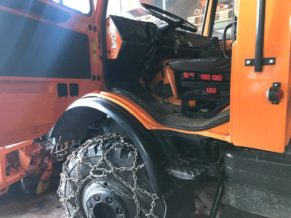 Unimog U1600 (opzionale con spazzaneve e spargitore 2,0m3)