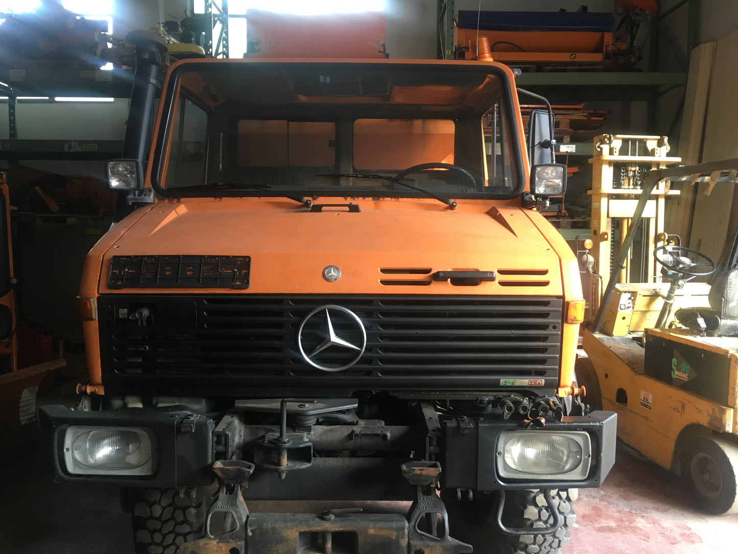 Unimog U1600 (opzionale con spazzaneve e spargitore 2,0m3)