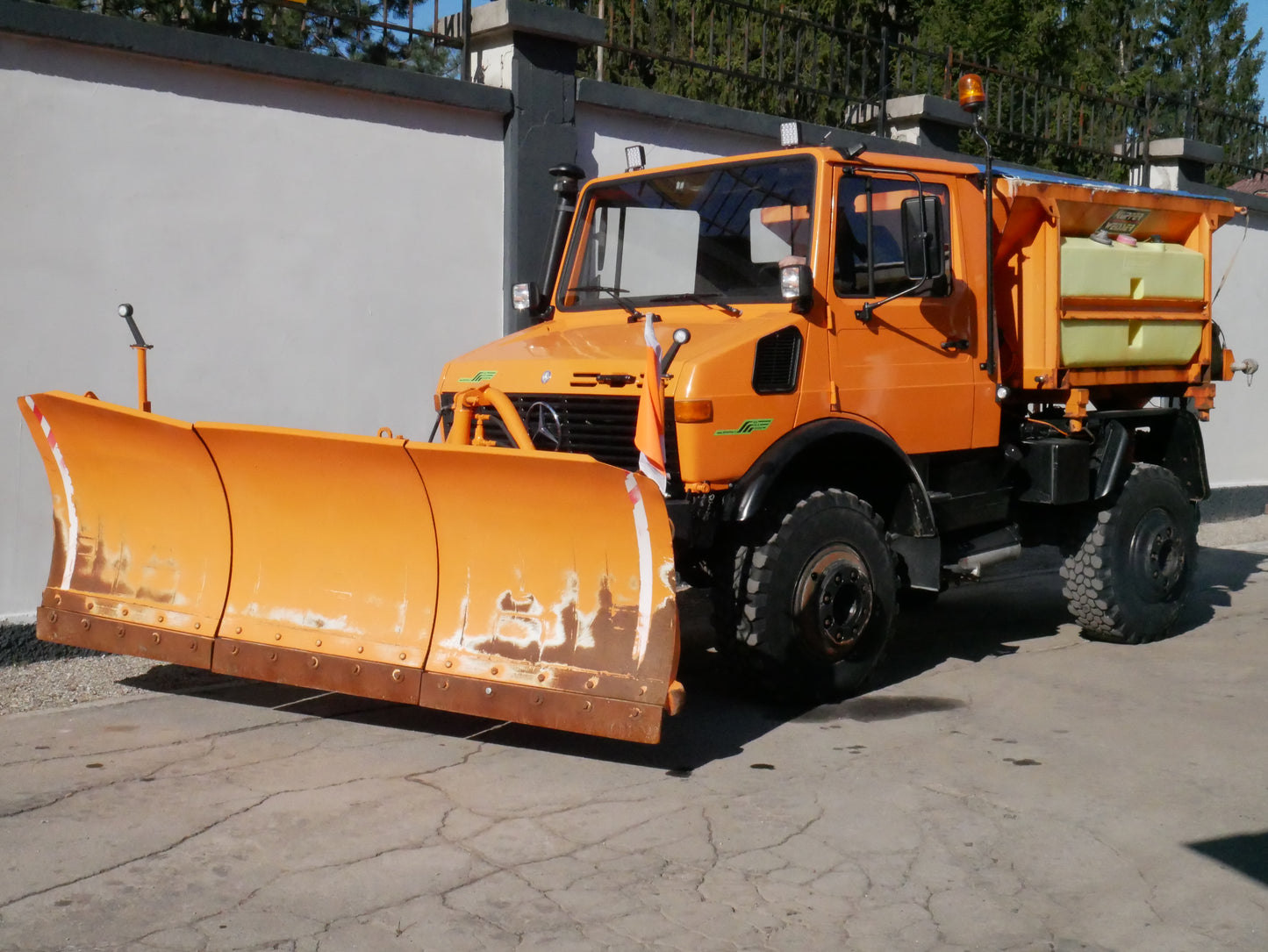 Unimog U1600 (opzionale con spazzaneve e spargitore 2,0m3)